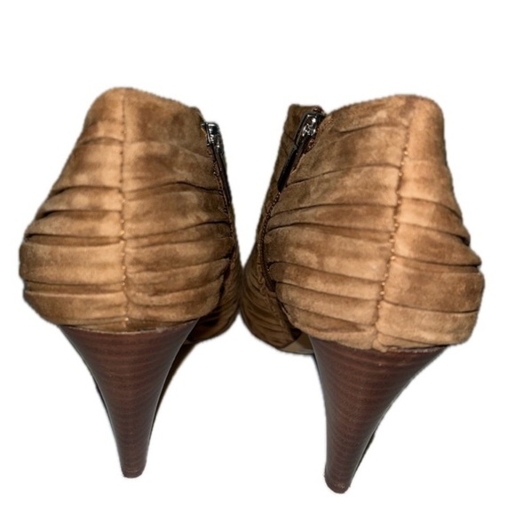VINCE CAMUTO WOMEN’S SUEDE ANKLE BOOTIES, CAMEL - Picture 4 of 11